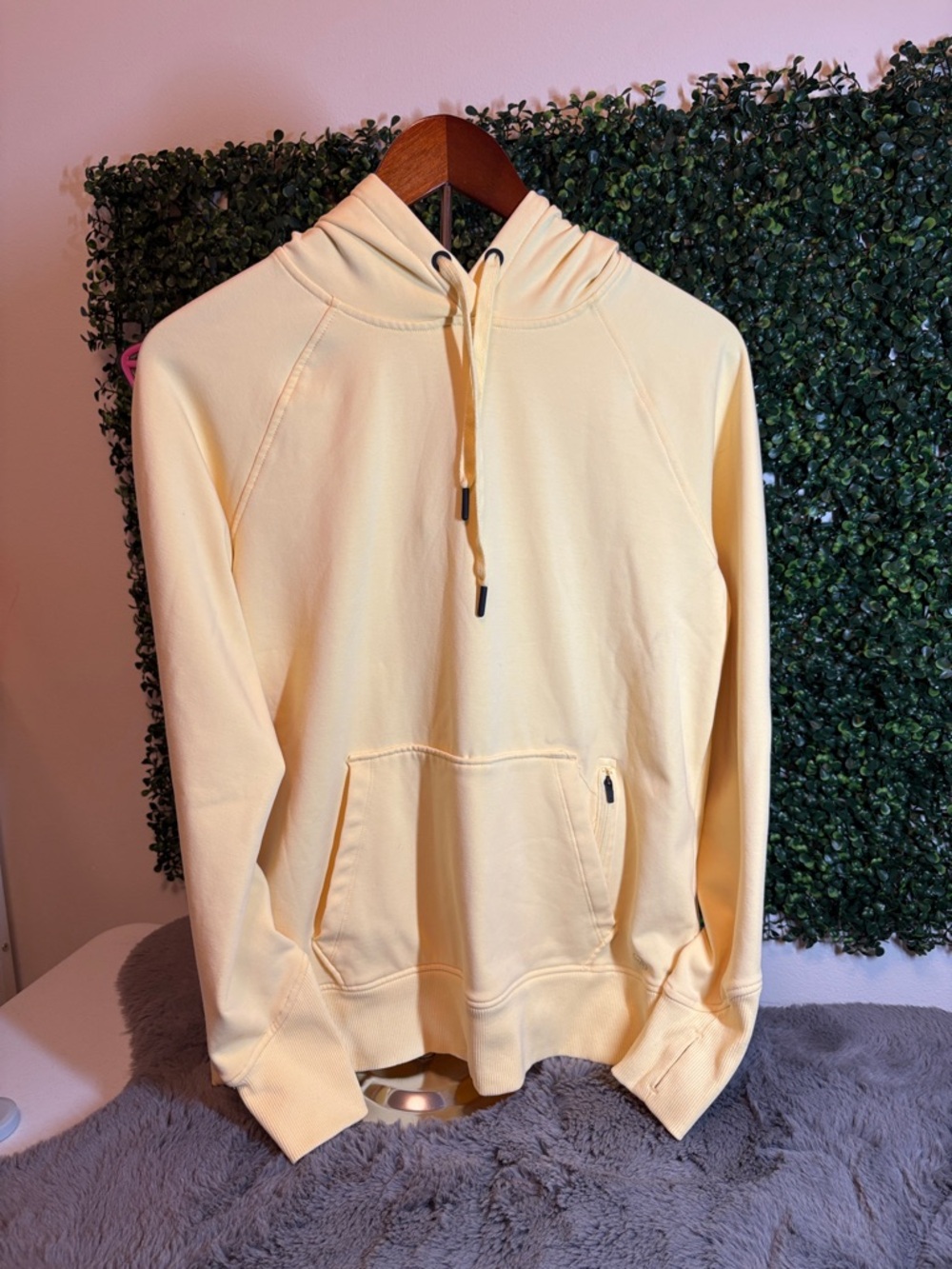 We Wander Women's Pale Yellow Pullover Hoodie Size Small